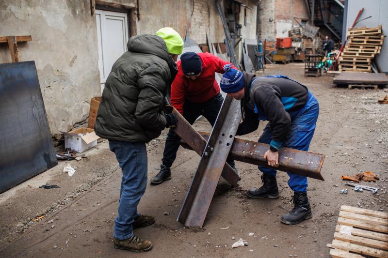 Fabricación de barricadas metálicas en una fábrica que antes de la guerra hacía menaje.