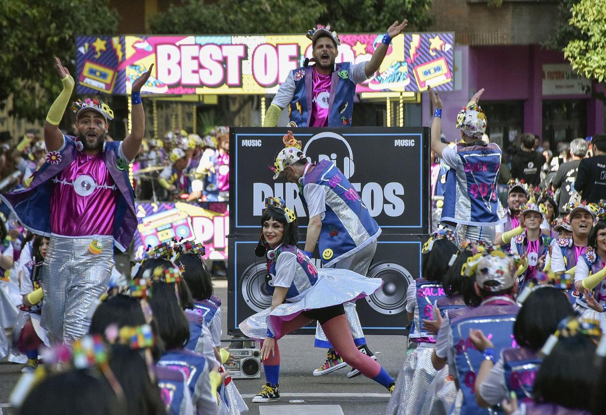 Comparsa Los Pirulfos desfilando en el Carnaval de Badajoz. 