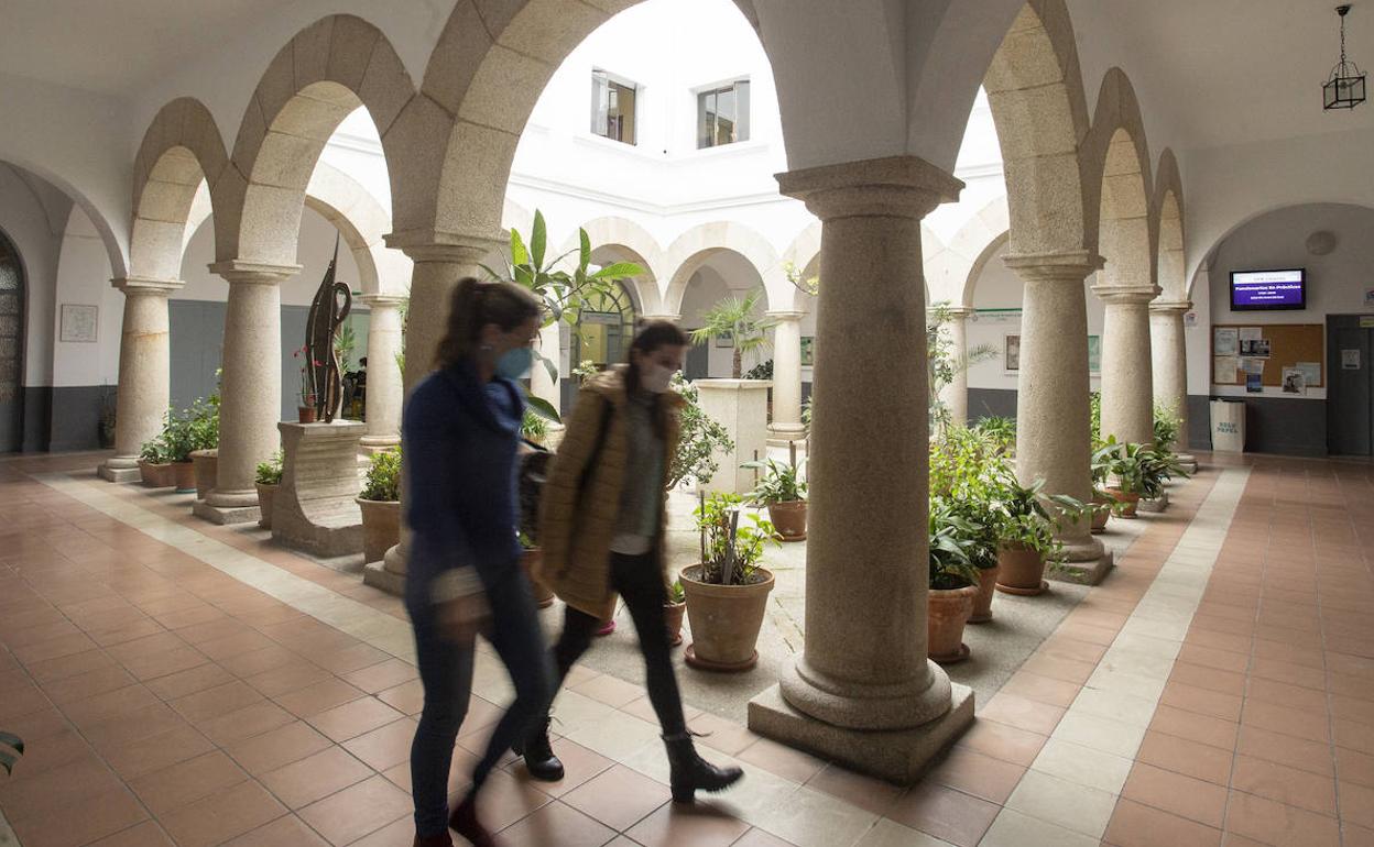 Las dependencias que ahora ocupa el Centro de Profesores y Recursos en la planta baja, junto al patio, pasarán a la Escuela de Idiomas. 
