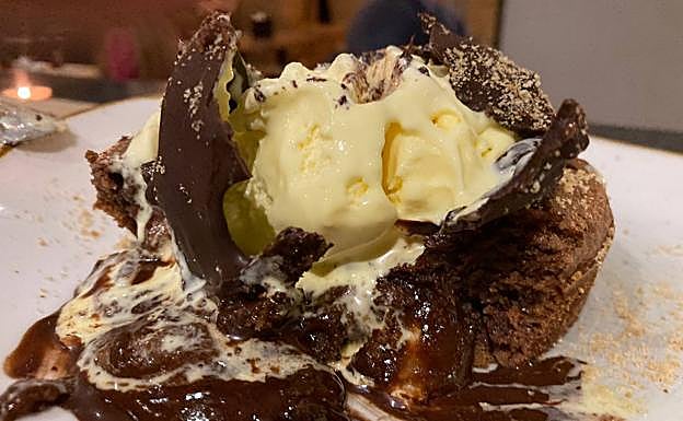 Brownie con helado de vainilla.