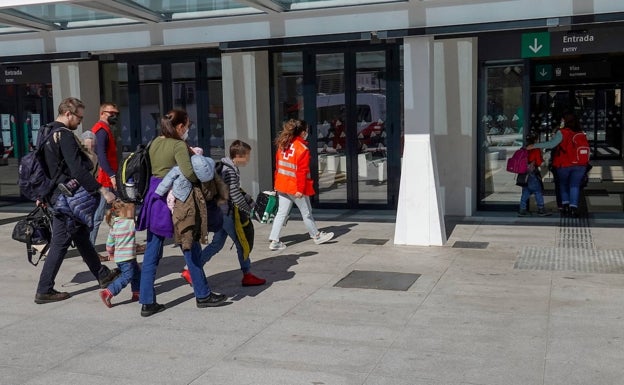 Una familia ucraniana entrando en la estación de tren de Badajoz. 