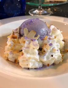 Imagen secundaria 2 - Gofre salado con setas, bacalao y helado de violeta con yogurt.