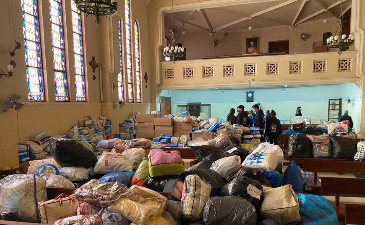 Mantas, pañales y otros objetos de primera necesidad en la capilla del Colegio de las Josefinas en Badajoz. 