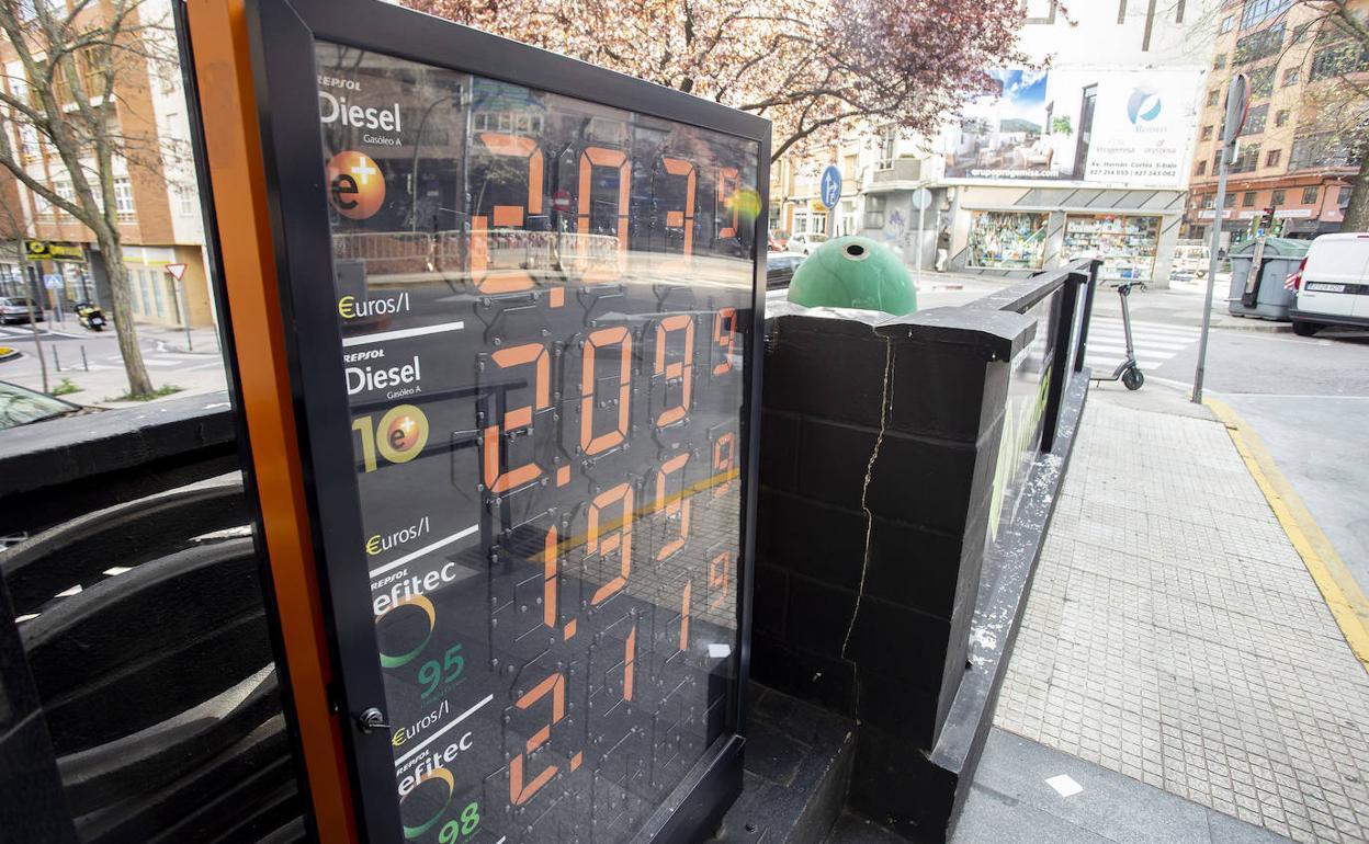 Tabla de precios de la gasolinera Mirat, en el centro de Cáceres, en la mañana de este jueves.