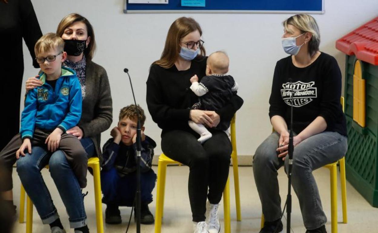 Momento de la llegada a Algeciras (Cádiz) de un autobús con familias de refugiados de Ucrania 