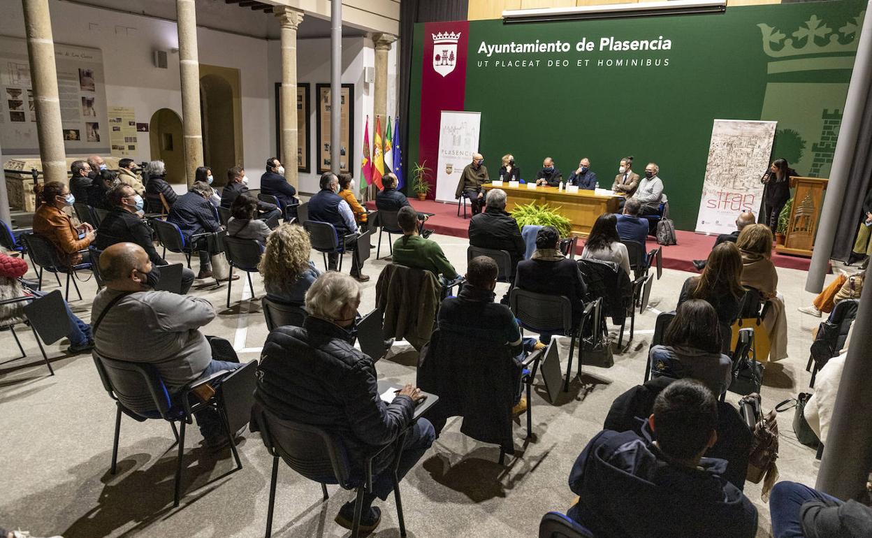 El aforo del centro cultural se alcanzó casi al completo. 