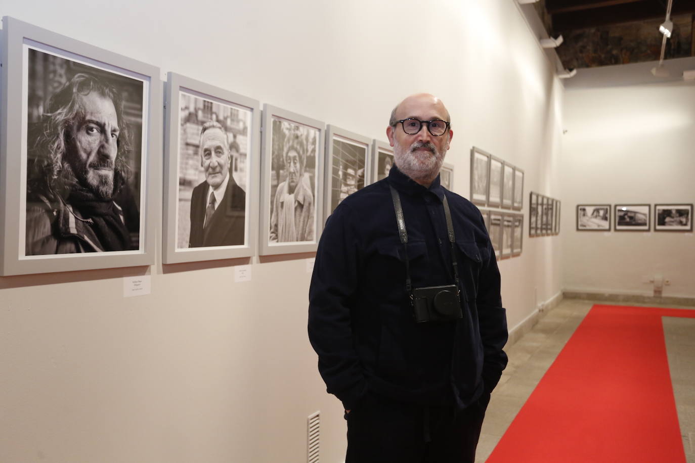 El actor Javier Cámara expone sus fotografías de rodajes en el Palacio de Moctezuma. 