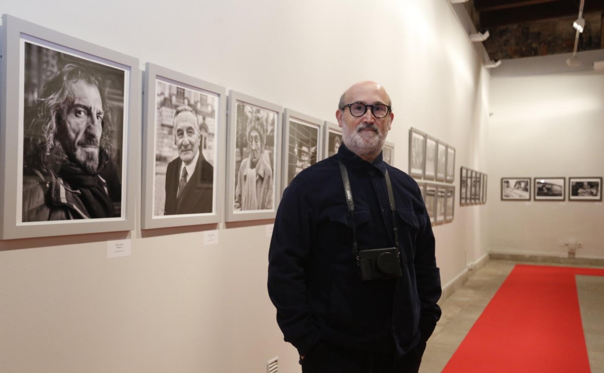 El actor Javier Cámara expone sus fotografías de rodajes en el Palacio de Moctezuma. 