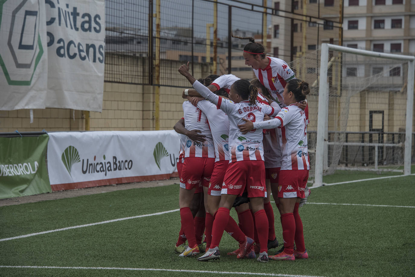 Fotos: El Cacereño empata el derbi contra el Santa Teresa en el descuento