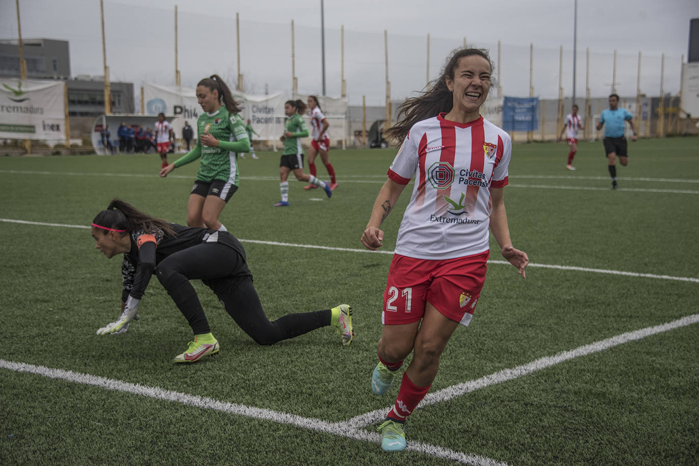 Fotos: El Cacereño empata el derbi contra el Santa Teresa en el descuento