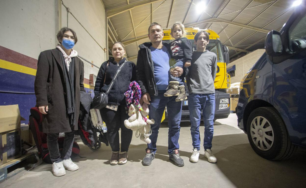 El matrimonio ucraniano de refugiados formado por Irina y Maxim con sus tres hijos, ayer a su llegada a la capital cacereña. 