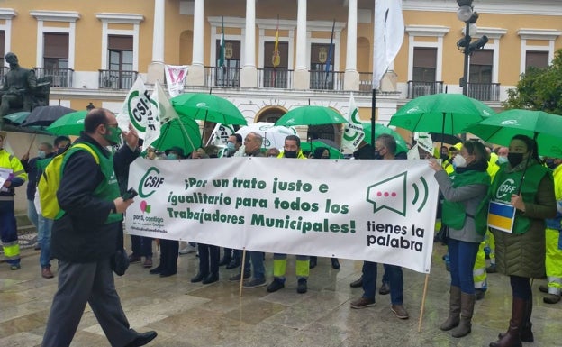 Funcionarios municipales de Badajoz piden una subida salarial tras el acuerdo de la Policía Local