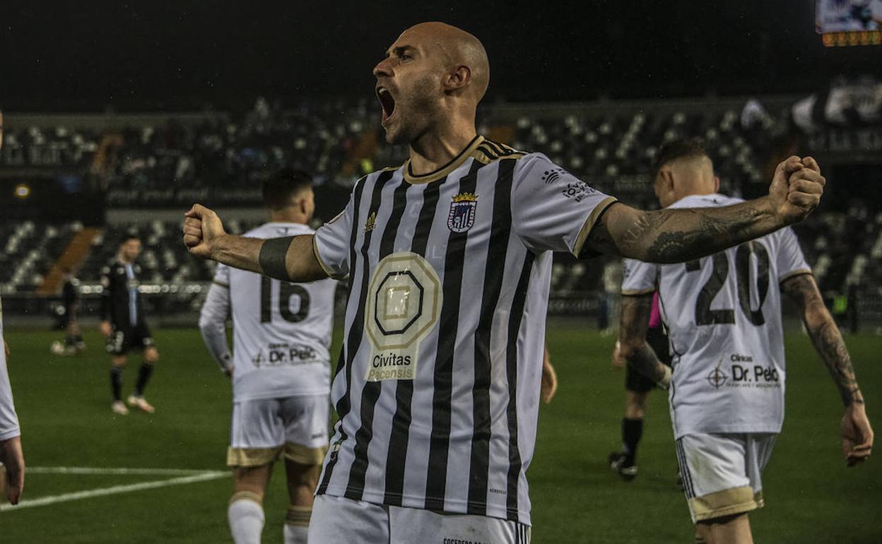 Gorka Santamaría celebra el segundo gol con el Badajoz al Deportivo. 