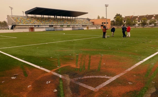 El concejal de Deportes ayer revisando el campo de El Vivero. 