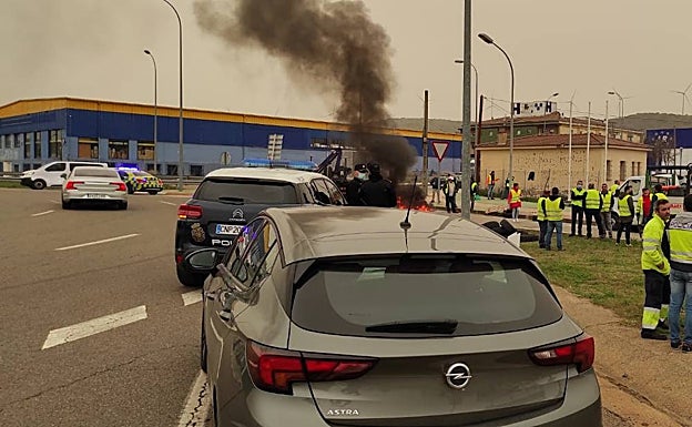 Piquete en el acceso al polígono de Plasencia. 