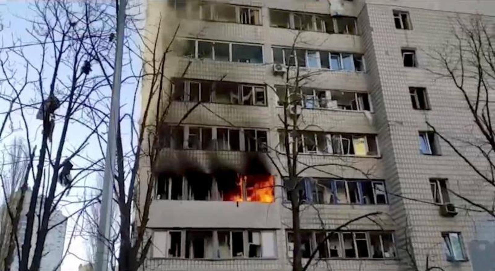 Edificio destruido tras los bombardeos de esta madrugada en Kiev.