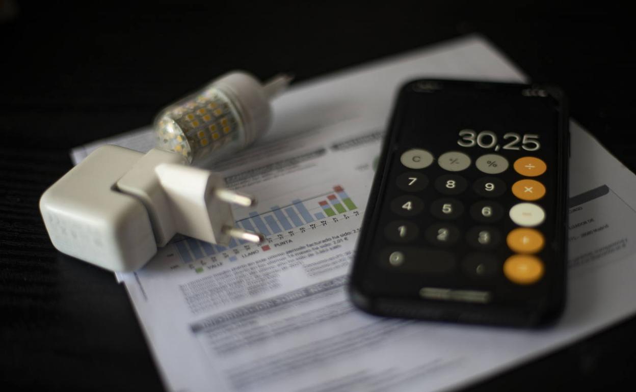 La factura de la luz en un hogar medio ha superado los 110 euros en febrero. 