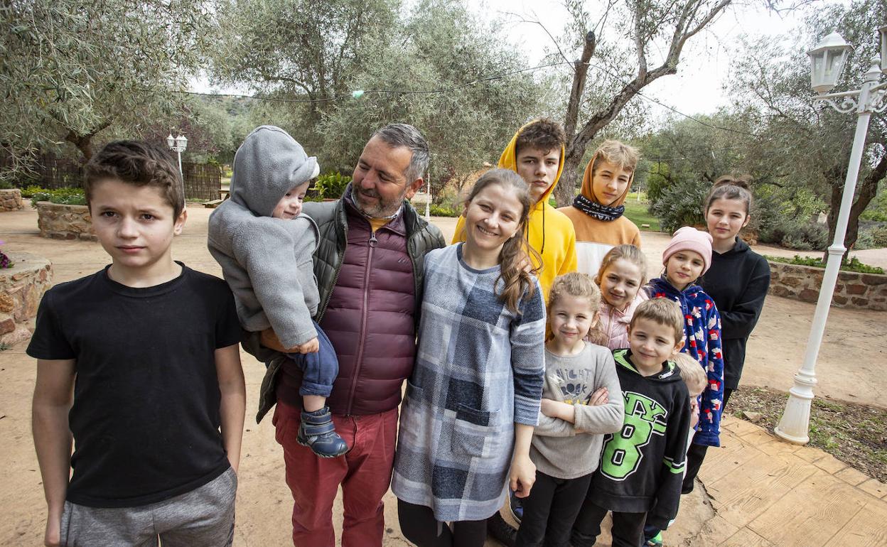 Juan Antonio Cáceres Pajuelo, en su finca junto a Inna y los nueve hijos de esta mujer ucraniana que ha salido de su país por la guerra. 