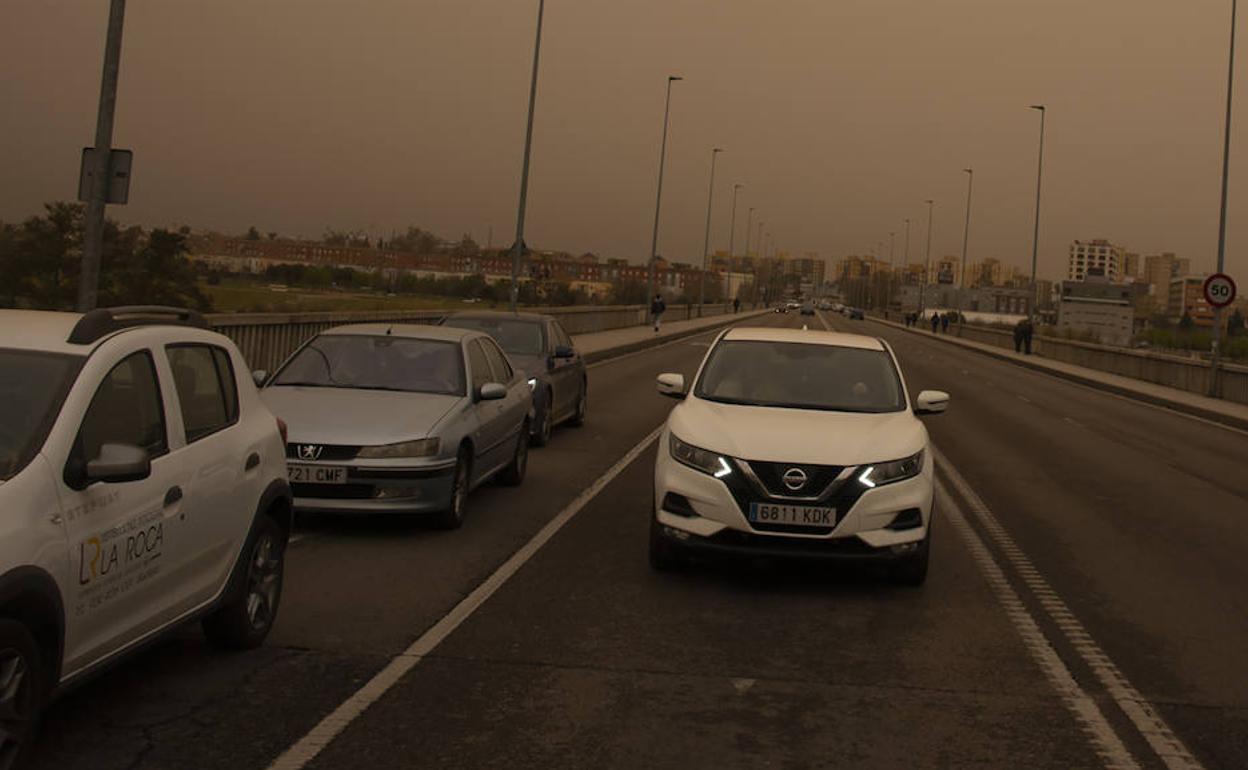 Coches circulando durante la calima en Badajoz. 