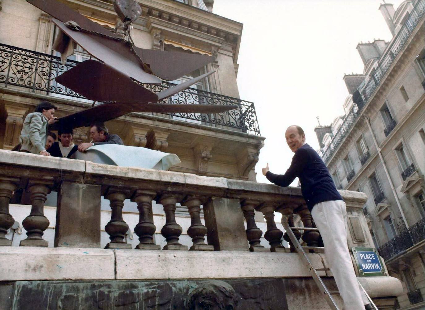 -Año 1978. Palazuelo supervisando la colocación de una escultura suya en París.