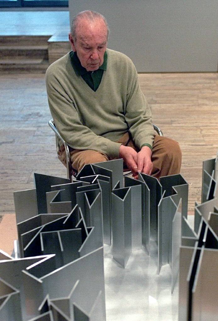 Año 1997. El artista contemplando una obra suya.