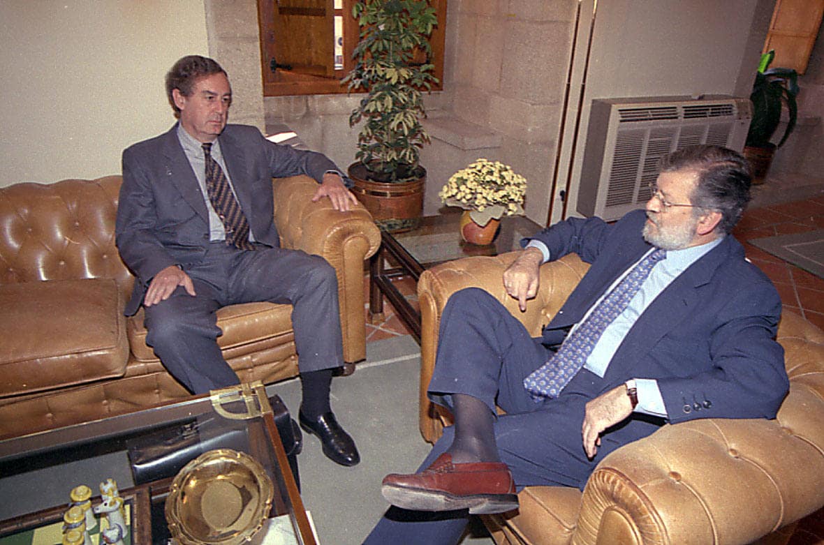 Año 1991. José Rodríguez-Spiteri Palazuelo, entonces embajador de España en Lisboa en el despacho de Juan Carlos Rodríguez Ibarra. Rodríguez-Spiteri, sobrino del artista, es ahora el presidente de la Fundación Pablo Palazuelo.