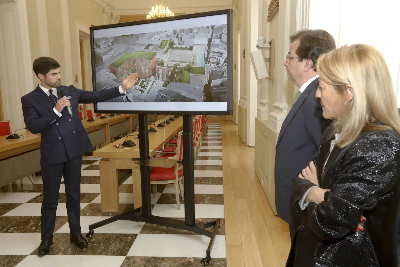 Año 2018. Fernando Palazuelo Barroso, sobrino-nieto del artista, presenta en Cáceres su proyecto para convertir el cacereño Palacio de Godoy en un hotel de cinco estrellas.