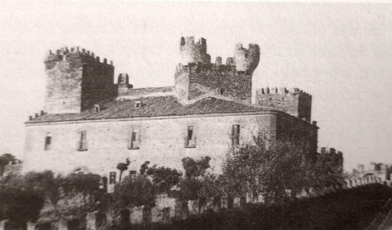 El castillo de Monroy antes de las obras de rehabilitación que casi arruinan a Pablo Palazuelo.