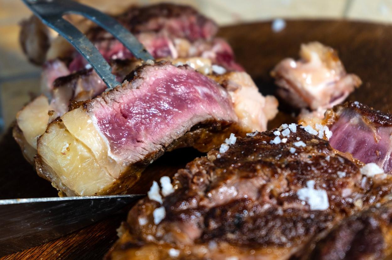 Las piezas seleccionadas por PepeChuletón serán asadas a la parrilla con leña de encina y sarmientos de viñas. 