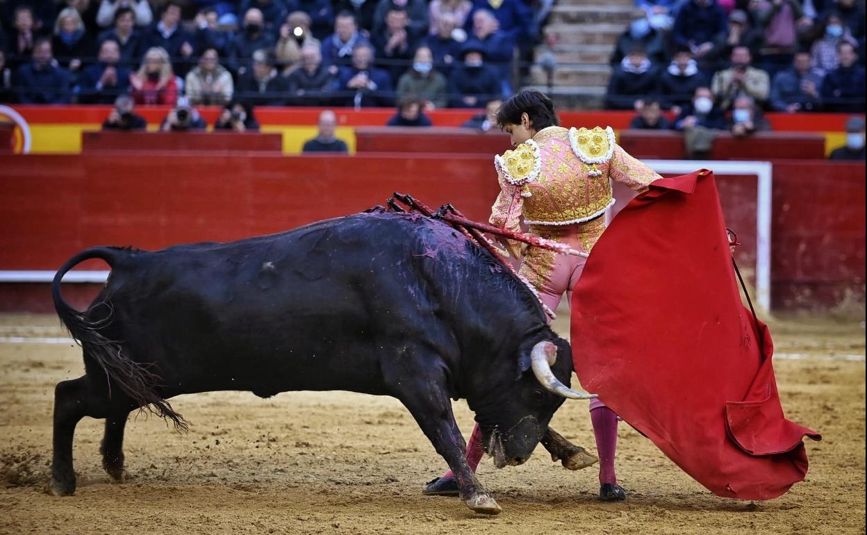 Roca Rey con el tercero de la tarde de ayer en Valencia. 