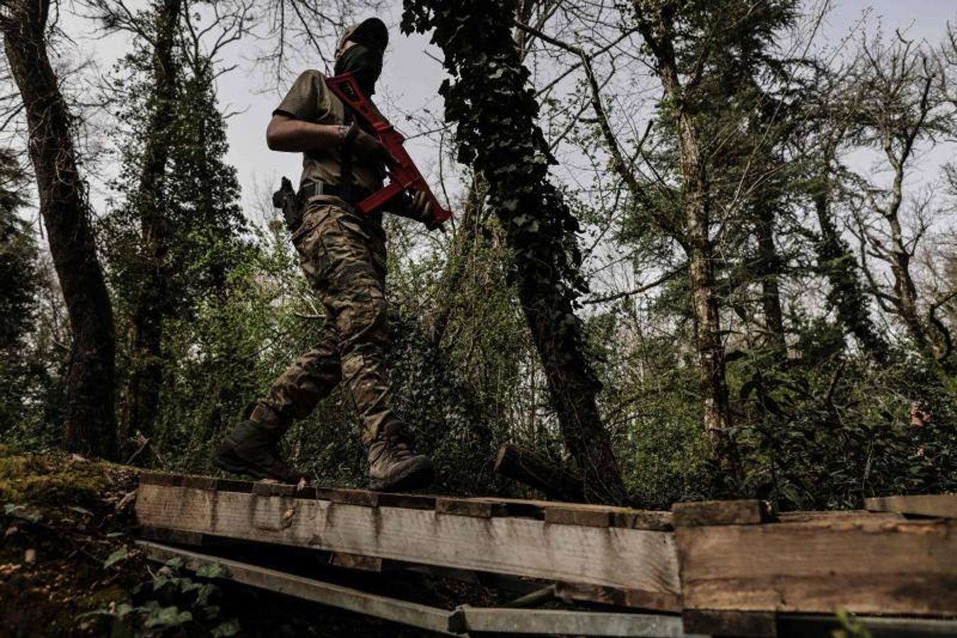 Un hombre sostiene un arma durante una sesión de entrenamiento para voluntarios.