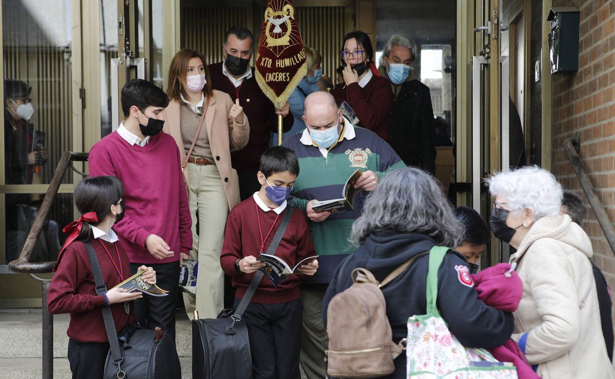 Miembros de la banda infantil del Espíritu Santo y público en general a la salida de la presentación de la guía de Semana Santa.