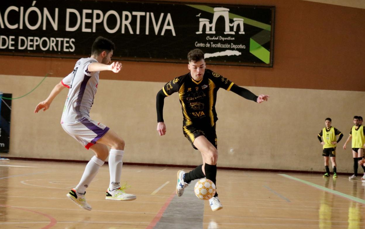Aarón Chamorro marcó 3 goles para el Cáceres. 