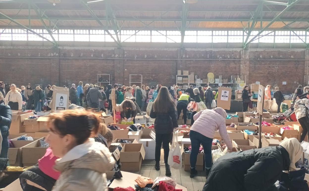 Imagen de la nave en Polonia a la que llegó el cargamento de material enviado desde Cáceres. 