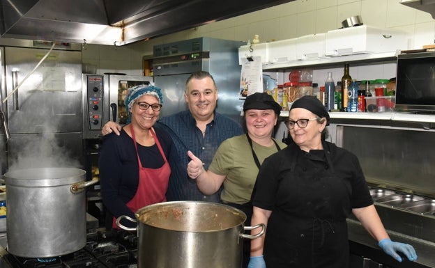 José Luis Vidal y Oksana, en el centro, junto a sus compañeras en la cocina del restaurante. 