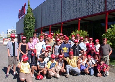 Imagen secundaria 1 - Arriba, una máquina inició ayer el derribo de la estructura de la embotelladora de Coca-Cola en Badajoz. Abajo, a la izquierda, una excursión escolar; a la derecha, una página de HOY en 1967.