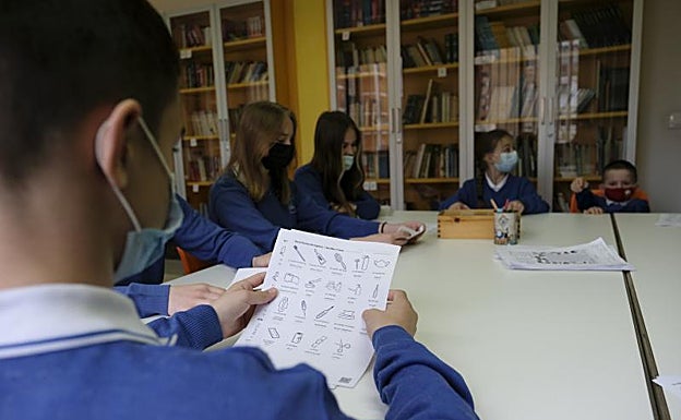 Refugiados ucranianos en clase de castellanización.