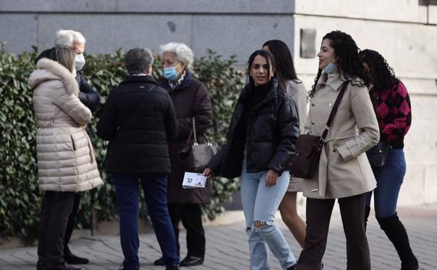 Varias personas pasean por Madrid.