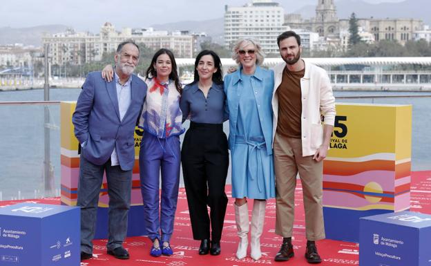 El equipo de 'Cinco lobitos' en el Festival de Málaga.