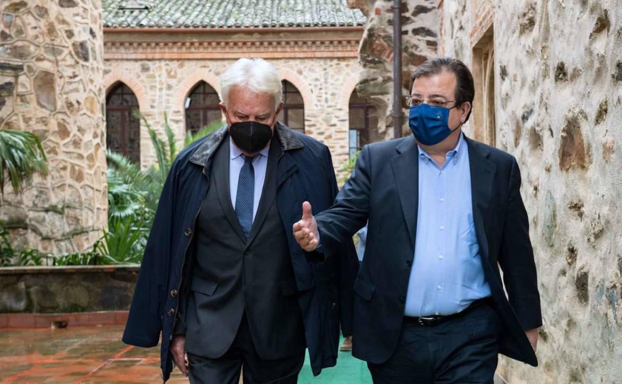 Felipe González junto Guillermo Fernández Vara, este miércoles en Guadalupe. 