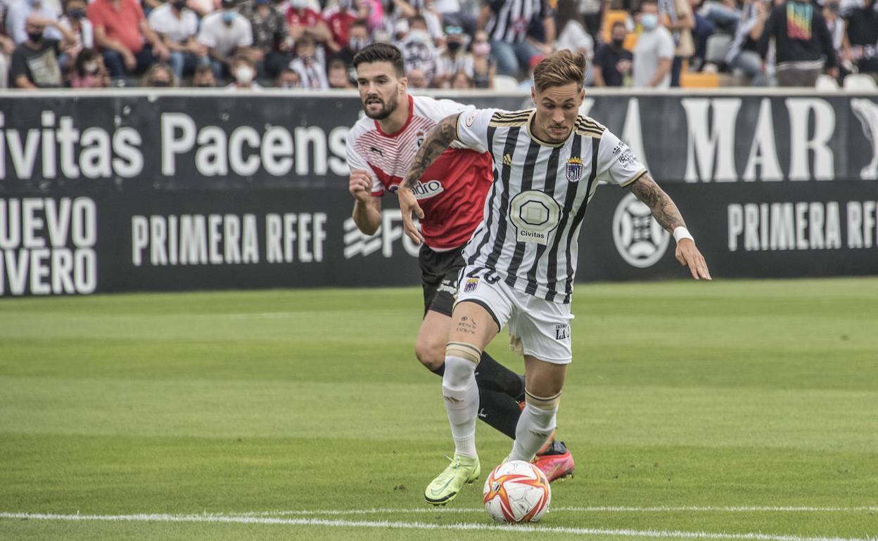 Isi Gómez durante el partido del Badajoz ante el Racing de Santander en el Nuevo Vivero. 