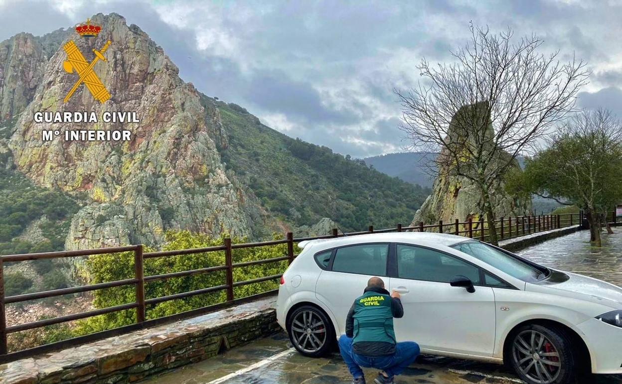 Agente de la Guardia Civil, durante la investigación realizada en los aparcamientos de Monfragüe. 