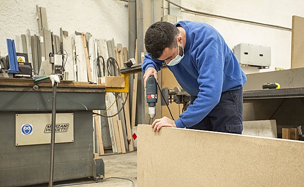 Un empleado trabajando en Rapid Doors, la fábrica cacereña con sede en Las Capellanías. 