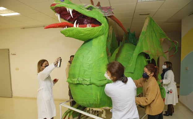 El colegio reutilizará su dragón, al que cambiará su colorido para esta edición. 