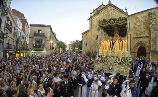 Salida de la Virgen de la Esperanza de la iglesia de San Juan. 