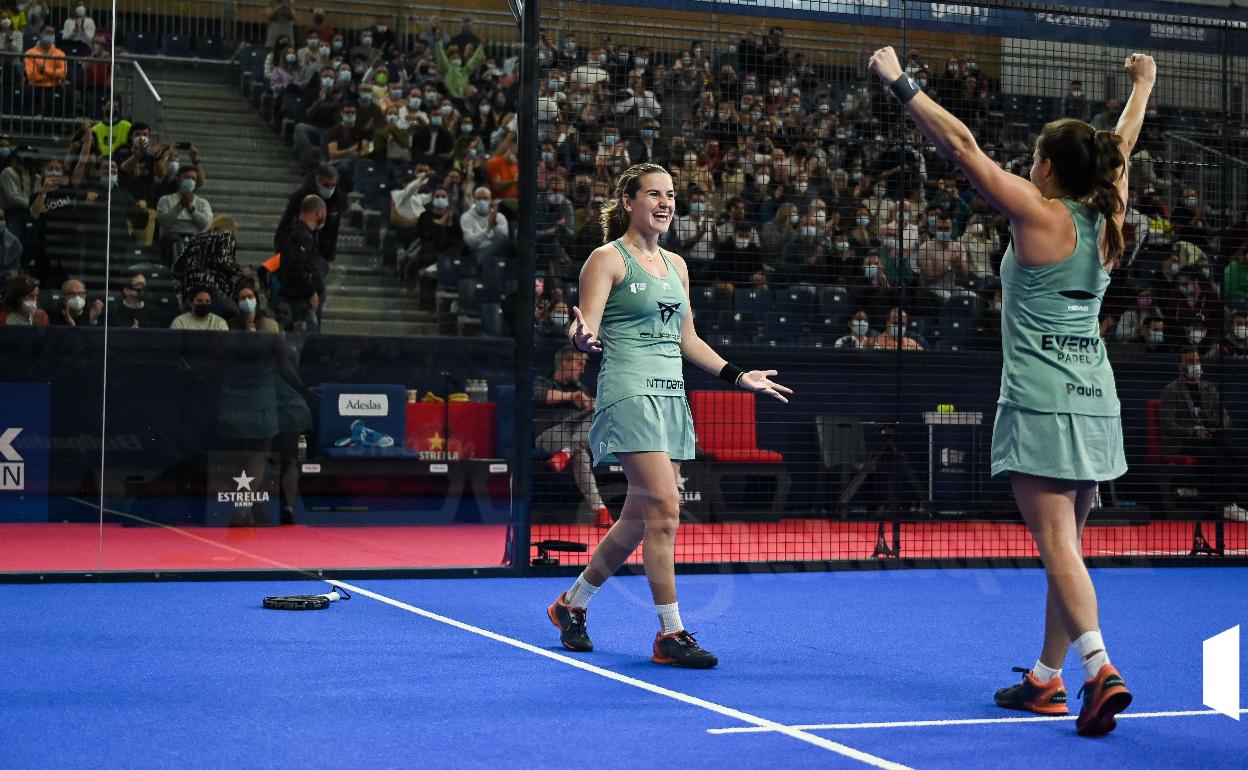 Paula Josemaría y Ariana Sánchez tras lograr el triunfo. 