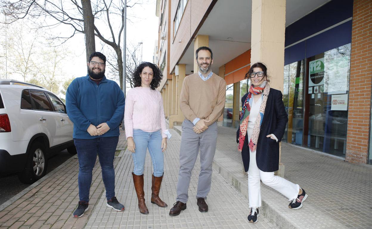 Maite Berrocoso (segunda por la izquierda), junto a otros miembros del colectivo de ayuda a las personas sordas. 
