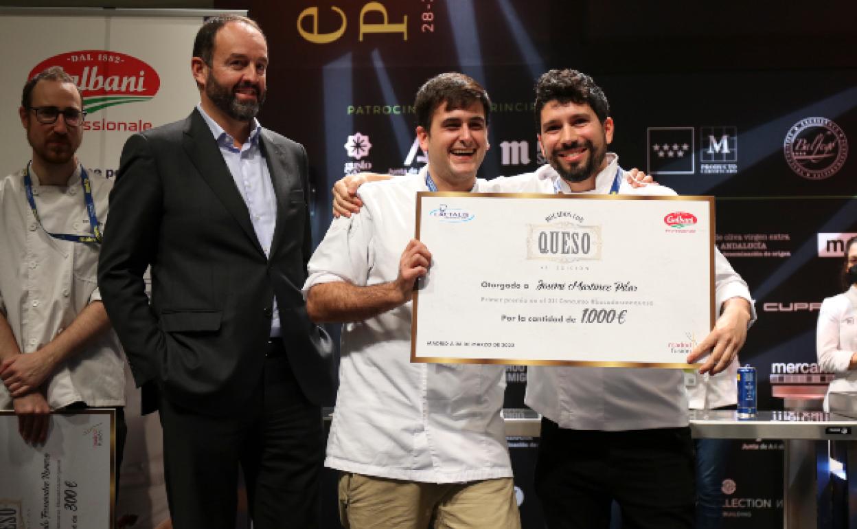 El cocinero extremeño Josemi Martínez Pi (a la derecha) recibiendo el primer premio del concurso 'Bocados con queso'.