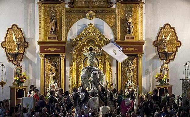 Castillo humano en la iglesia de Peñalsordo. 