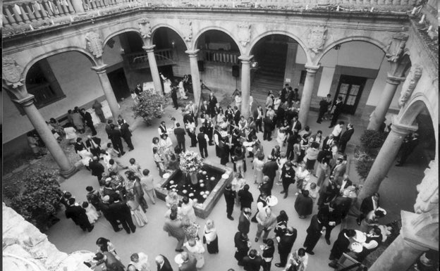 Mayo del año 2002, patio del palacio del Marqués de Mirabel, durante una boda ajena a la familia Falcó, durante el periodo en el que el monumento podía ser alquilado para celebrar eventos.